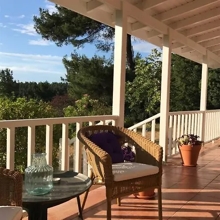 Tatil Evi Yesilin Ortasinda Huzur